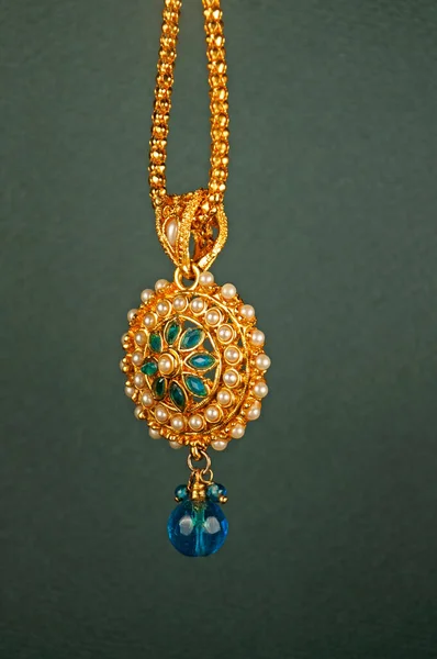 Perłowy Wisior Złotym Łańcuszkiem Indian Tradycyjna Biżuteria — Zdjęcie stockowe