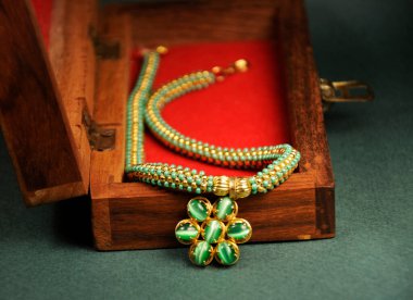 Tahta kutulu yeşil boncuklu kolye, Hint geleneksel mücevherleri.