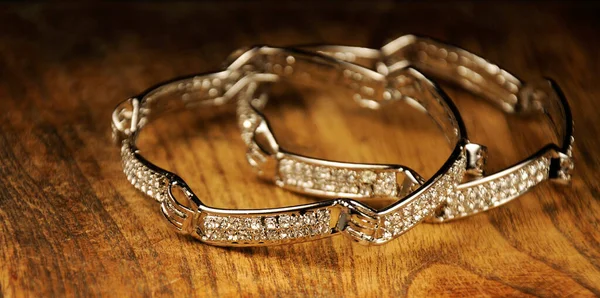 Diamant Och Meenakari Bangles Trä Bakgrund Indiska Traditionella Smycken — Stockfoto