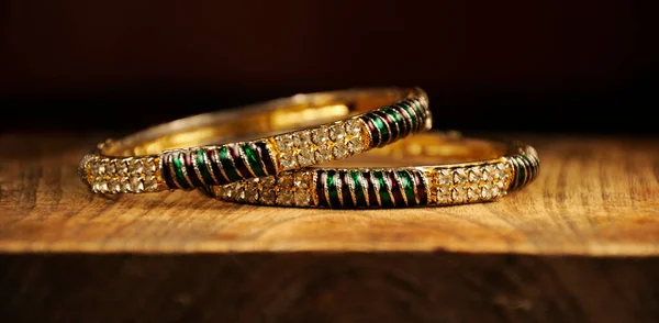 Pulseras Diamante Meenakari Sobre Fondo Madera Joyería Tradicional India — Foto de Stock