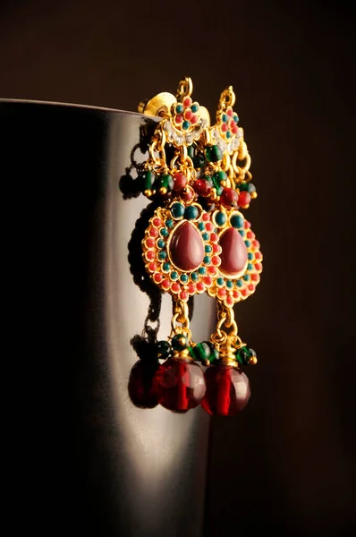 Czerwone Zielone Koraliki Kolczyki Indyjska Tradycyjna Biżuteria — Zdjęcie stockowe