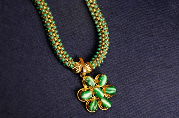 Gröna Pärlor Hänge Halsband Indiska Traditionella Smycken — Stockfoto
