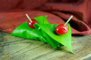 Tatlı paan betel yaprağına sarılmış, genellikle yemekten sonra sindirim için kullanılır..