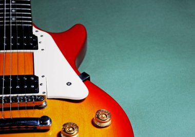 elektro gitar beyaz arkaplanda izole edildi