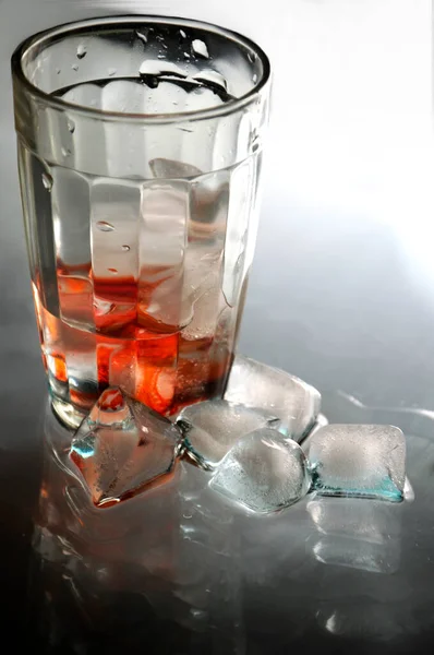 Стакан Содовой Кубиками Льда — стоковое фото