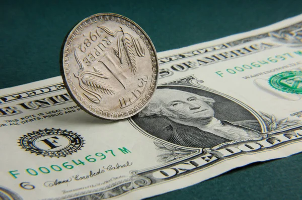Indische Rupie Münze Und Amerikanischer Dollar Schein — Stockfoto