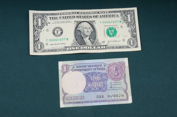 Indische Rupie Und Amerikanische Dollarnoten — Stockfoto