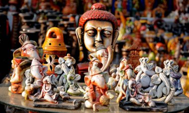 El yapımı geleneksel kil süsleme, dekoratif renkli çömlek Hint pazarında el yapımı geleneksel kil süsleme oyuncağı.