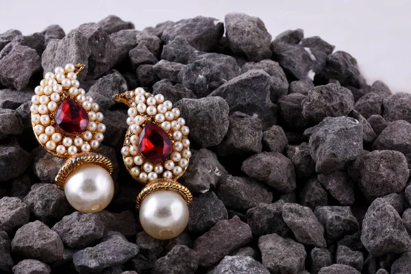 Kolczyki Perłowe Rubinowym Klejnotem Luksusowa Kobieca Biżuteria Indyjska Tradycyjna Biżuteria — Zdjęcie stockowe