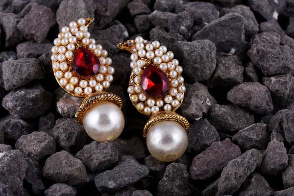 Kolczyki Perłowe Rubinowym Klejnotem Luksusowa Kobieca Biżuteria Indyjska Tradycyjna Biżuteria — Zdjęcie stockowe