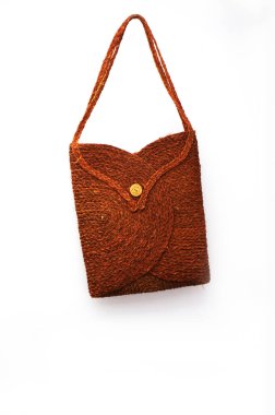 Beyaz arka planda alışveriş yapmak için renkli saman torbası, güzel kadın çantası, plaj objesi