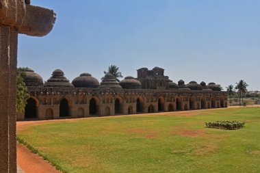 14. yüzyıl Vijayanagara krallığından Hampi 'deki Kraliyet Fil Ahırları' nın kalıntıları. Antik Vijayanagara, Hampi, Karnataka, Hindistan.