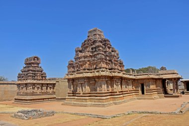 Hazara Rama Tapınağı, Hindistan, Karnataka, Hampi 'deki 14. yüzyıl Vijayanagara imparatorluğundan kalan Hampi harabelerini inceliyor. Unesco Dünya Mirası Alanı. Taş oyma tarihi arkaplan.