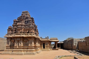 Hazara Rama Tapınağı, Hindistan, Karnataka, Hampi 'deki 14. yüzyıl Vijayanagara imparatorluğundan kalan Hampi harabelerini inceliyor. Unesco Dünya Mirası Alanı. Taş oyma tarihi arkaplan.