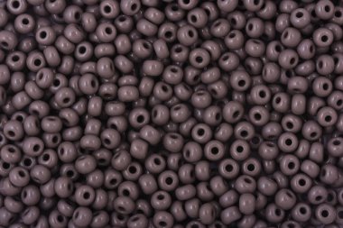 Beyaz arka planda gri boncuklar. Arkaplan ya da boncuk dokusu. Yaklaş makro, moda kıyafetlerini bitirmek için kullanılır. Moda kadını için boncuk kolye ya da boncuk dizisi yap.