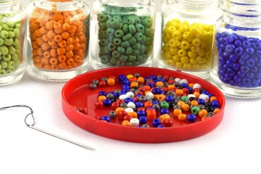 İğneli renkli boncuklar. Şişe içinde boncuklar. Moda kıyafetlerini tamamlamada kullanılır. Boncuk kolye, moda kadınları için boncuk, boncuk tığ işi. Günlük Boncuk.