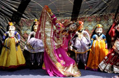 Jaisalmer 'in renkli Rajasthani kuklaları. Rajasthan 'da geleneksel kukla gösterileri popüler bir turistik ilgi odağı..