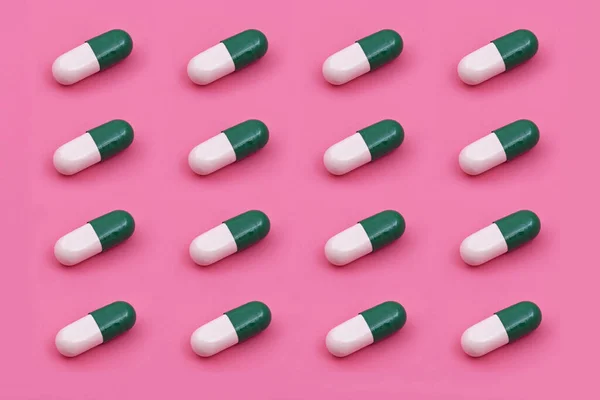 Witte Groene Capsule Farmaceutische Geneeskunde Tablet Een Roze Achtergrond Medicijn — Stockfoto