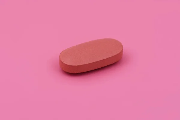 Forma Oval Comprimido Medicina Farmacêutica Sobre Fundo Rosa Flat Lay — Fotografia de Stock