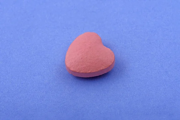 Szív Alakú Gyógyszerészeti Tabletta Kék Alapon Lapos Fekvésű Másold Helyet — Stock Fotó