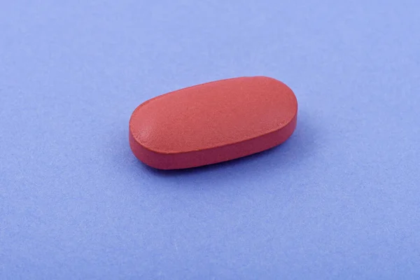 青い背景に楕円形の医薬品の錠剤 フラットレイアウト コピースペース 医学の概念 最小限の抽象概念 ライトブルーの背景 — ストック写真
