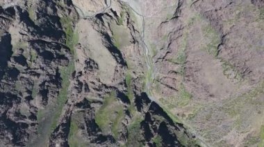 Moğolistan 'daki güzel kanyon yukarıdan bir drone ile filme alınır.