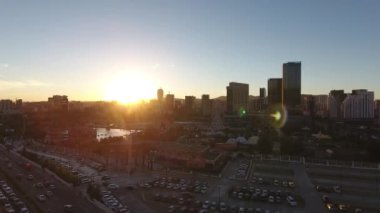 Hava aracı gün batımına doğru uçuyor, Ulan Bator Moğolistan 'daki eğlence parkında alçaktan uçuyor, trafik arabaları...