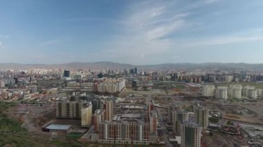 Moğolistan 'da Ulaanbaatar' ı keşfederken havadan insansız hava aracı çekildi. Şehir inşaatta