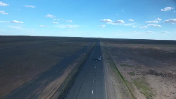 Drone Powietrzny Zastrzelony Van Jazdy Opuszczonej Drodze Mongolii Słoneczne Popołudnie — Wideo stockowe