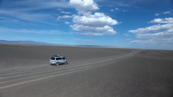 Luchtdrone Neergeschoten Een Busje Een Verlaten Weg Mongolië Zonnige Middag — Stockvideo