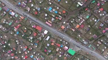 Ulaanbaatar 'ın yoksul bölgesindeki üst çapraz yoldaki hava aracı görüntüleri..