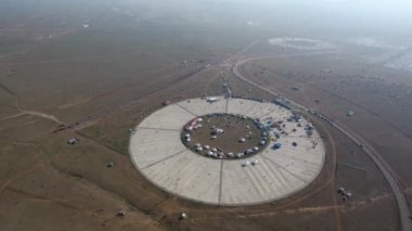 Moğolistan güneşli gününde hava aracı NaAdam Festivali 'nin en üst görüntüsünü çekti.