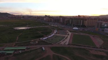 Ulusal park Moğolistan UlanBator 'un günbatımında hava aracı görüntüsü