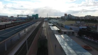 Ulan Bator 'daki bir trenin arkasından inanılmaz yakın çekim. Düşük irtifa uçuşu, bulutlu bir gün, öğleden sonra. Konum Moğolistan