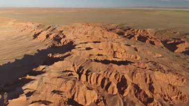 Flaming Cliffs 'in inanılmaz geniş hava manzarası Bayanzag Canyon Moğolistan fosil sahası