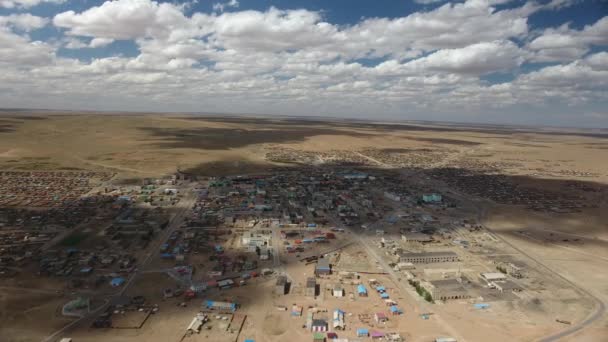 Drone Aérien Une Ville Dans Désert Avec Des Ombres Nuageuses — Video