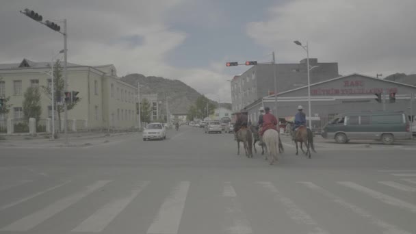 Jinetes Cruzando Una Carretera Con Tráfico Una Ciudad Mongolia — Vídeo de stock