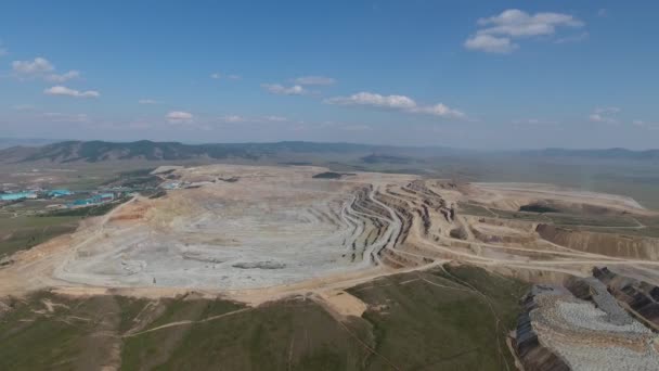 空中无人驾驶飞机拍摄了蒙古一个巨大地雷的全景 阳光灿烂的日子 银萃取 — 图库视频影像