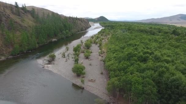 Dron Aéreo Disparó Siguiendo Río Mongolia Día Nublado — Vídeo de stock