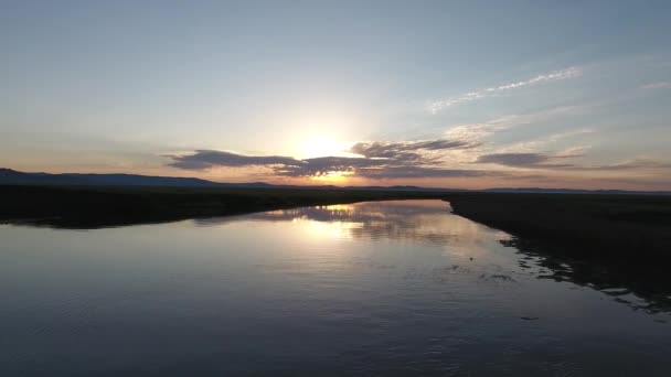 Moğol Bozkırlarında Güneş Doğarken Bir Nehri Izleyen Bir Hava Aracı — Stok video