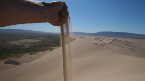 Sand Fällt Zeitlupe Aus Der Hand — Stockvideo