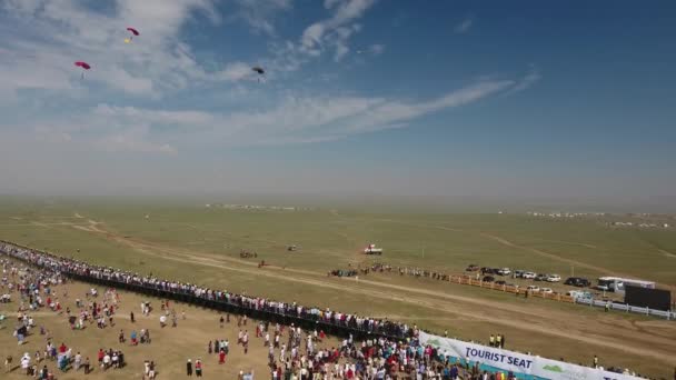Letecký Dron Záběr Mužů Přistávajících Padáku Seskoku Naadam Festivalu Mongolsku — Stock video