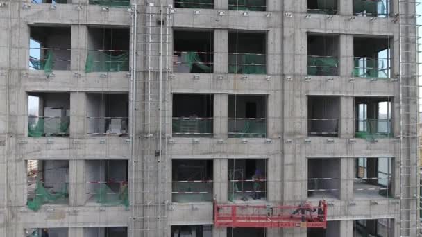 Lavoratori Edificio Sulla Costruzione Aerea Drone Colpo Salendo Scoprire Città — Video Stock