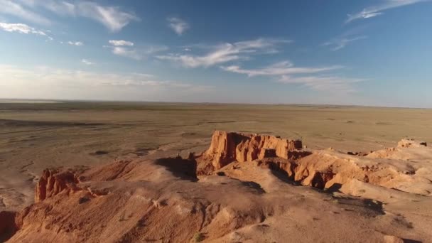 Alevli Uçurumların Kenarında Duran Adam Bayanzag Hava Aracı Moğolistan Vurdu — Stok video