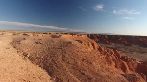 Drone Aérien Bas Abattu Sur Les Falaises Flamboyantes Bayanzag Mongolie — Video