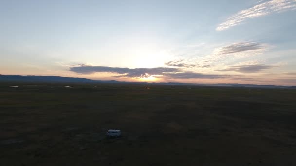 Αεροπλάνο Επανδρωμένου Αεροσκάφους Από Κινούμενο Ρωσικό Βαν Στο Μογγολικό Στέπες — Αρχείο Βίντεο