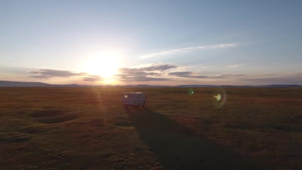 Mooie Drone Vanuit Lucht Schot Een Bewegende Russische Bestelwagen Mongoolse — Stockvideo