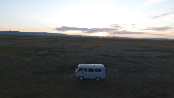 Flygdrönare Skott Efter Rysk Van Mongoliska Stäpper Soluppgången — Stockvideo