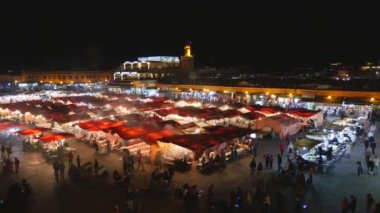 Marakeş 'in Medina mahallesindeki Jemaa el-Fnaa Meydanı.