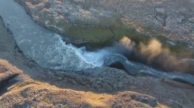 Hava aracının dikey görüntüsü. Dettifoss 'un Avrupa' nın en güçlü şelalesi olduğu biliniyor. Kuzeydoğu İzlanda 'daki Vatnajkull Ulusal Parkı' nda. Gün batımı zamanı 